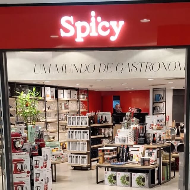 Letreiro em ACM com letras em acrílico em shopping