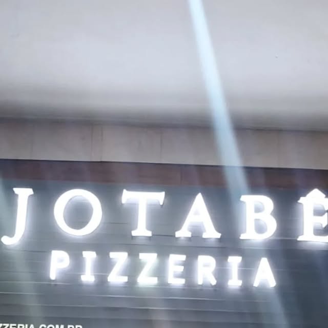 Letreiro em madeira com letras em acrílico iluminadas