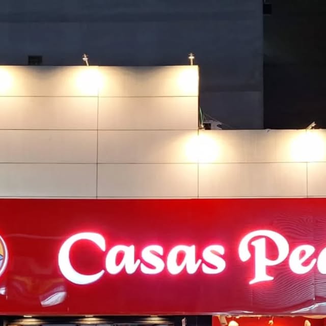 Letreiro em ACM vermelho com letras iluminadas