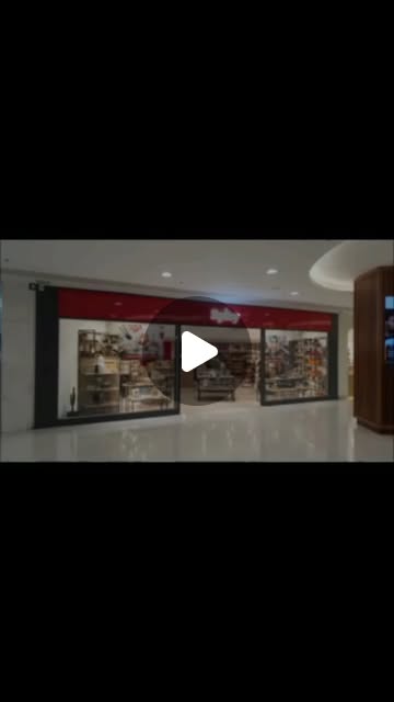 Fachada em ACM cinza com letreiro iluminado